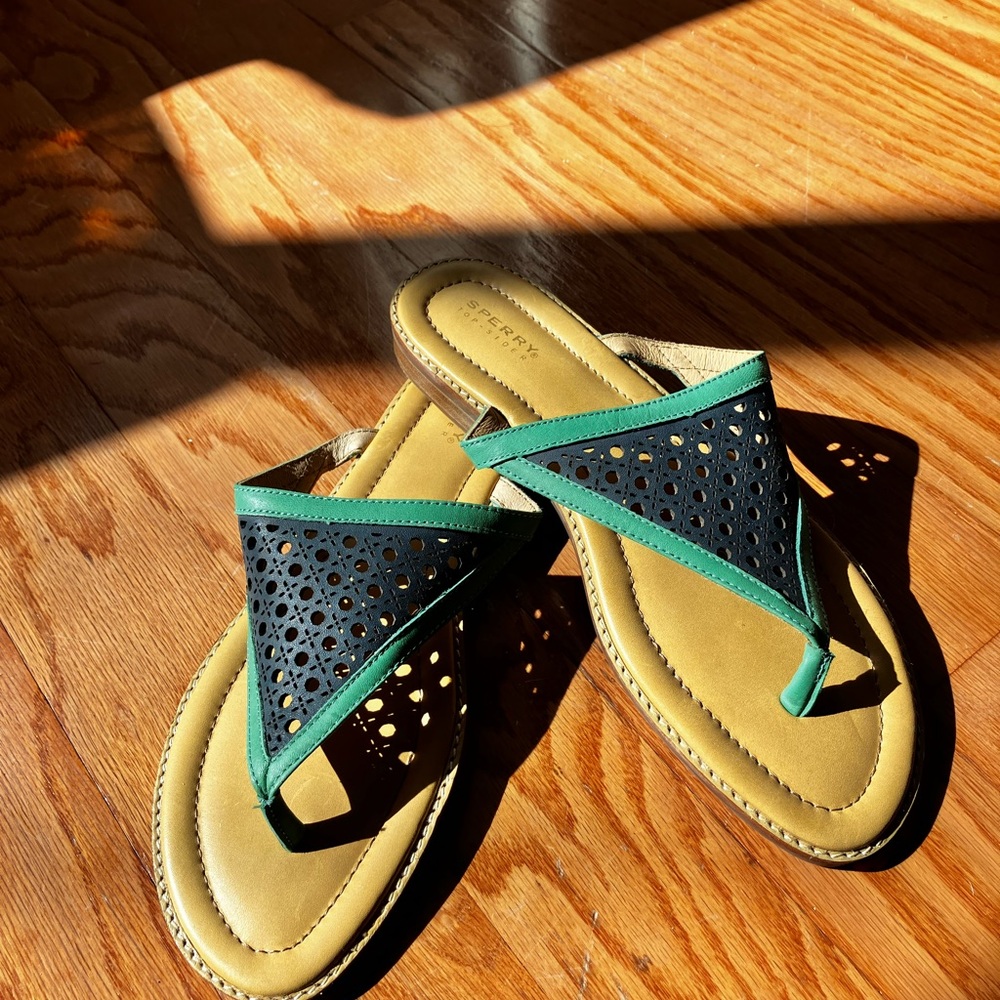 Sperry triangle leather sandals